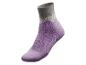 Des chaussettes violettes avec des rayures grises et blanches.