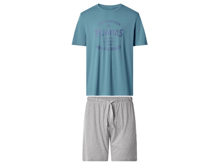 Ensemble pyjama homme avec un t-shirt bleu et un short gris, imprimé 'Life is better in pyjamas'.