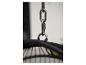 Gros plan d'une chaîne de suspension métallique reliant un fauteuil suspendu noir.