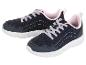 Deux paires de baskets bleu marine pour enfants, lacets rose pâle.