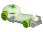 Une voiture Hot Wheels blanche qui brille dans le noir avec un motif de crâne.