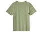 Un t-shirt vert clair à manches courtes.