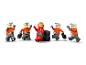 Cinq figurines LEGO, dont un pilote Ferrari, autour de pneus.
