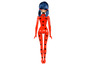 Une poupée Ladybug avec un costume rouge à pois noirs