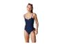 Femme en maillot de bain une pièce côtelé bleu marine avec des lunettes de soleil sur la tête.