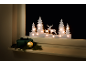 Silhouette de Noël lumineuse pour fenêtre avec cerfs et sapins sur un rebord de fenêtre