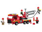 Un camion de pompiers avec une échelle et quatre pompiers.