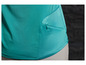 Un t-shirt turquoise avec une poche zippée.