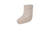 Une chaussette de bébé beige avec un motif côtelé.