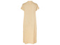 Une longue robe beige clair à manches courtes.