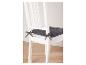 Un coussin de chaise gris sur une chaise en bois blanc.