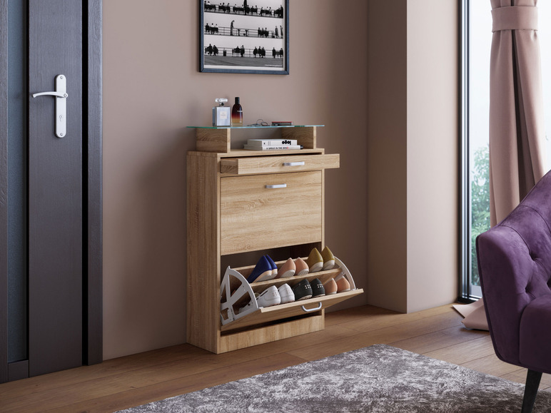Une armoire à chaussures en bois avec un tiroir et une étagère ouverte pour les chaussures.