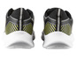 Des baskets noires avec des rayures jaunes et grises.