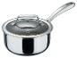 Une casserole en acier inoxydable avec un couvercle en verre de la marque WMF.