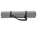 Un tapis de yoga gris avec une sangle et une marque