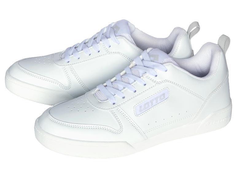 Une paire de baskets blanches avec des lacets blancs, posées sur un fond blanc.