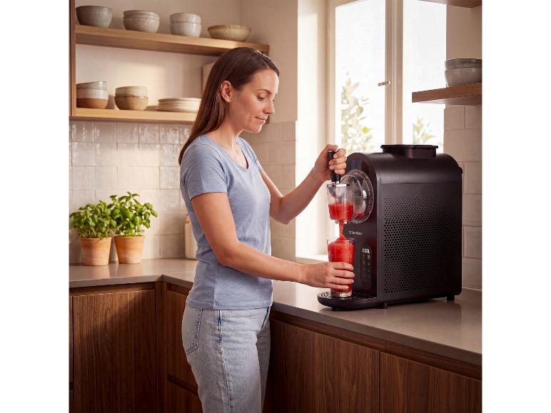 Femme préparant un granité rouge dans la cuisine avec la machine 3-en-1 SILVERCREST®.