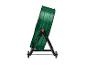 Ventilateur vert sur roulettes, robuste et pratique.
