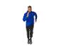 Homme en veste de course bleue et pantalon noir