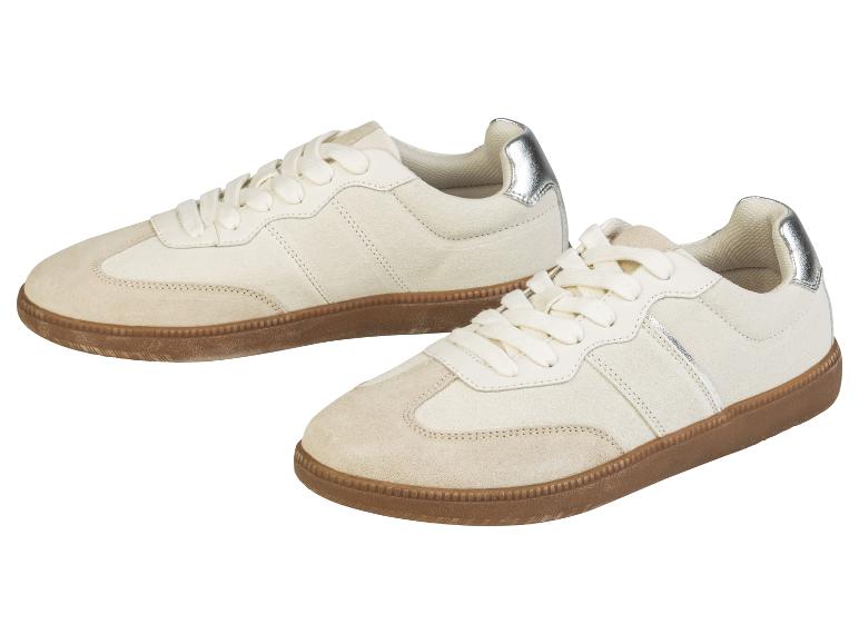 Deux baskets blanches en cuir avec des semelles brunes