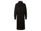 Une robe en tricot noire à col roulé.