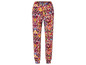 Un pantalon rose avec un motif ikat coloré.