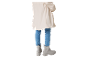 Manteau beige clair, jeans bleus et bottines grises.