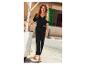 Une femme porte un pantalon noir et un t-shirt noir à col en V.
