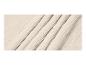 Gros plan d'un tissu mousseline froissé beige clair avec des plis doux.