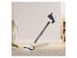 Aspirateur sans fil Invictus sur un parquet clair et un tapis beige.
