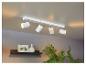 Plafonnier blanc quatre lumières avec spots orientables.