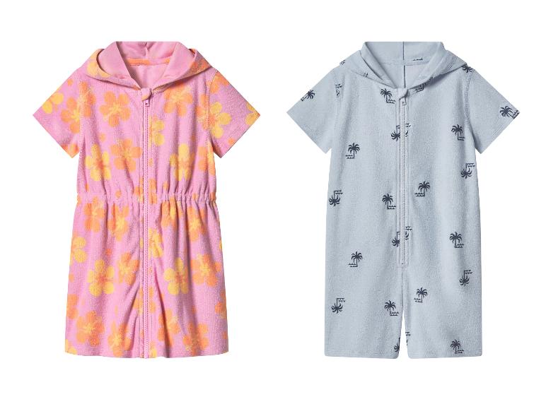 Combinaisons de plage en tissu éponge pour enfants : rose à fleurs et bleu à palmiers.
