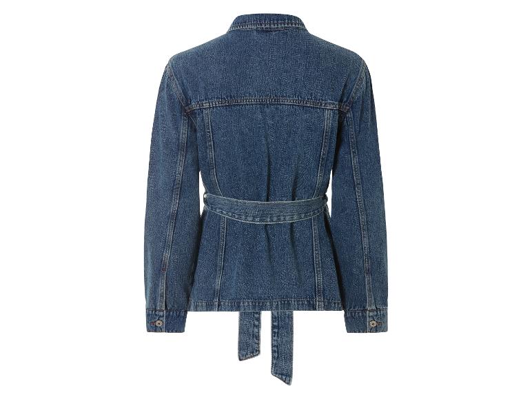 Une veste en jean bleue avec une ceinture.
