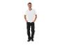 Homme souriant en t-shirt blanc et pantalon de travail noir.