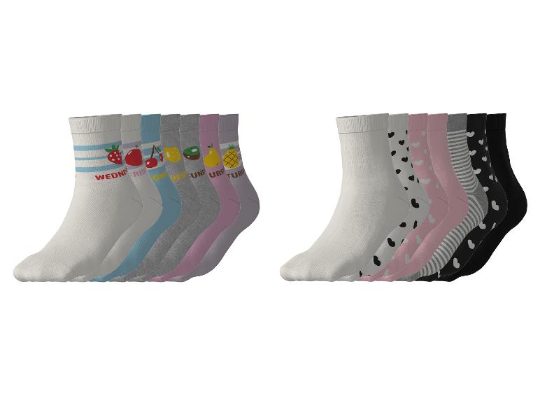 Chaussettes avec fruits et cœurs, en couleurs assorties, pour les jours de la semaine.