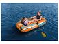 Deux personnes pagaient sur un bateau pneumatique Bestway orange et bleu.