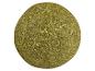 Une boule ronde d'herbes vertes et jaunes.