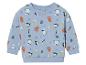 Un sweat-shirt bleu pour bébé avec un motif de pingouins et d'ours qui font du ski.