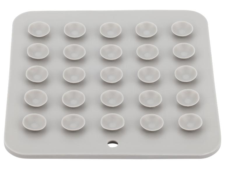 Tapis carré en silicone gris avec 25 ventouses et un trou de suspension.