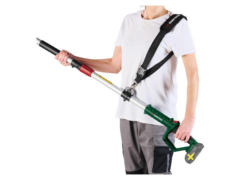 Une personne porte une débroussailleuse Parkside avec une bandoulière.