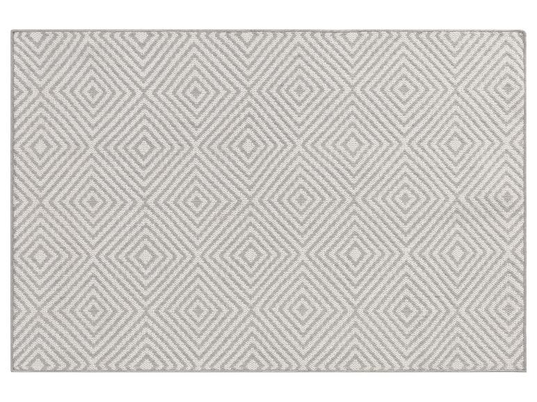 Tapis gris clair à motifs losanges géométriques.