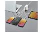 Un ordinateur portable, une tablette et trois smartphones en charge avec un adaptateur secteur.
