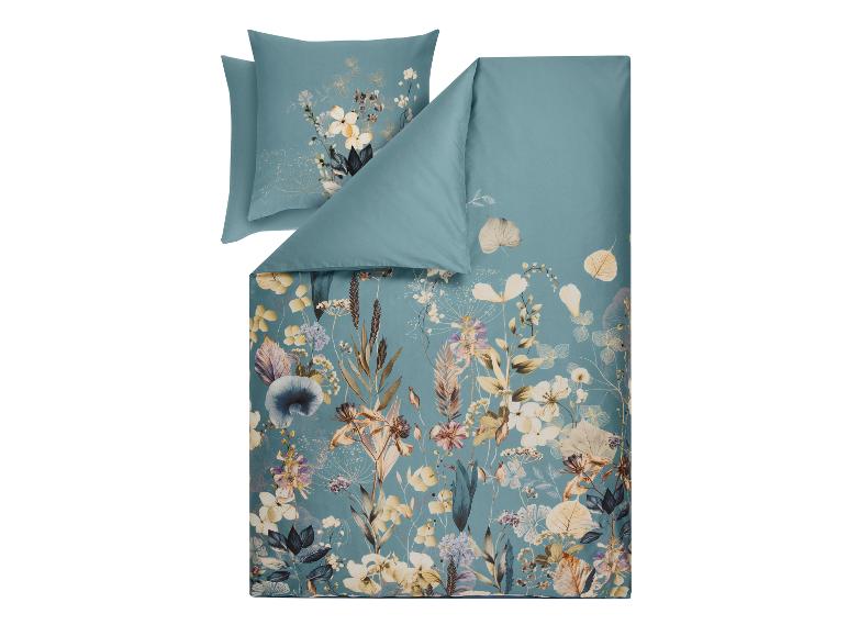 Housse de couette et taies d'oreiller à motif floral sur fond bleu.