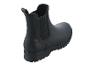 Une paire de bottines Chelsea noires avec une semelle en caoutchouc.