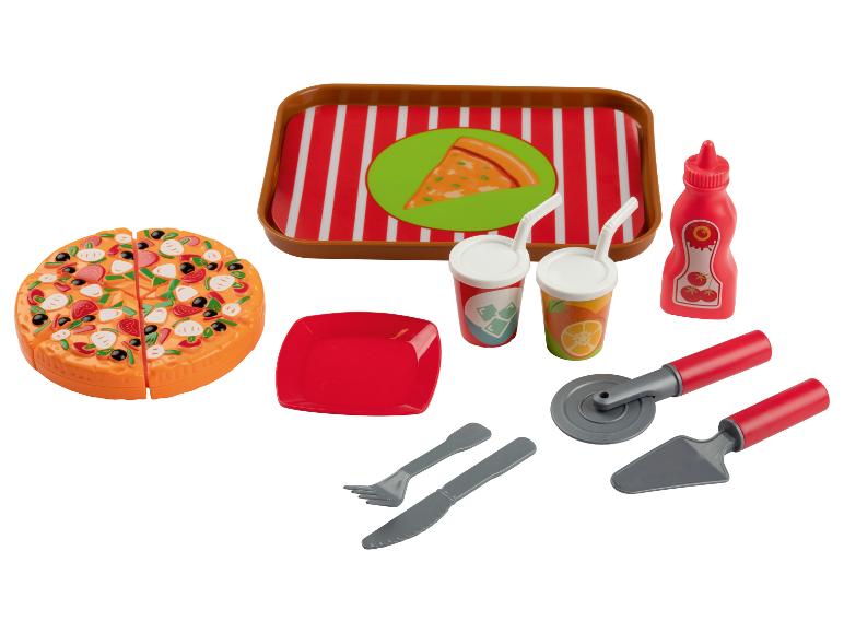 Jeu de pizza, boissons et couverts.
