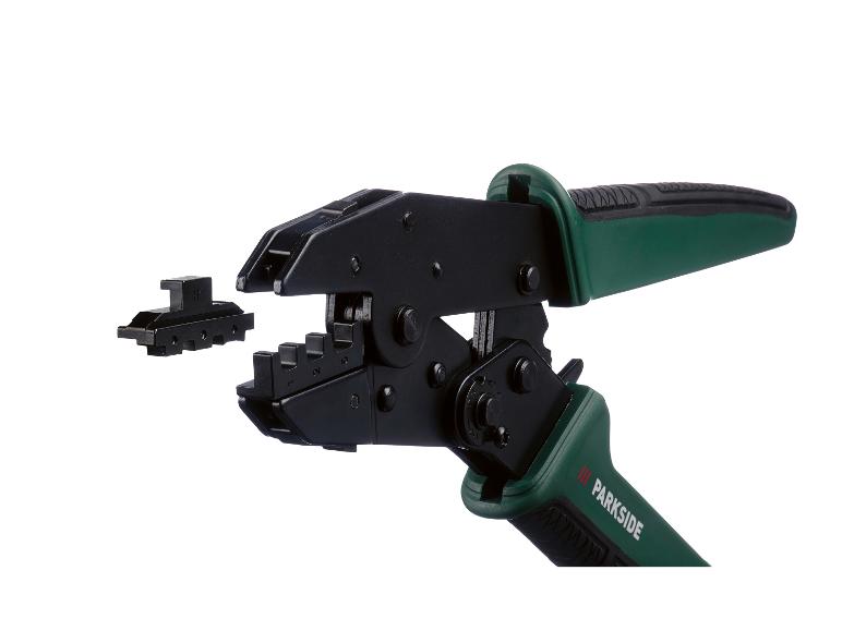 Pince à sertir avec matrice interchangeable sur fond blanc