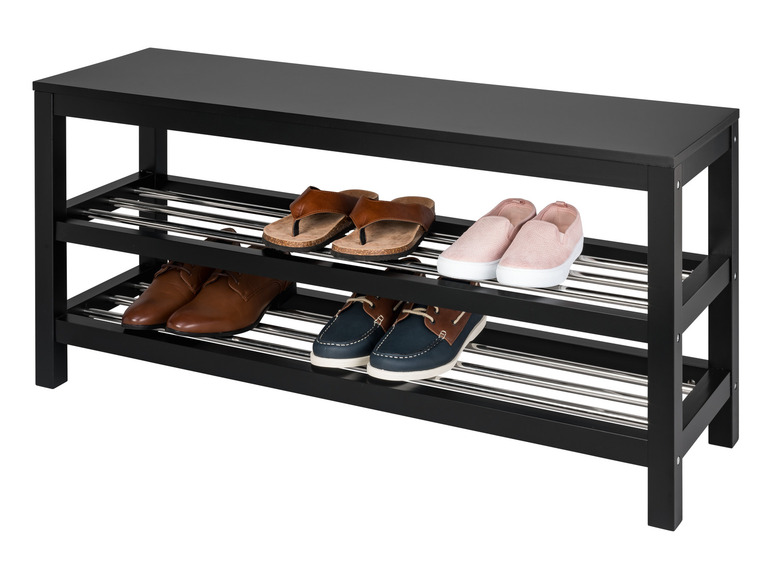 Un porte-chaussures noir à trois niveaux, avec des sandales, des baskets et des chaussures pour hommes.