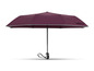 Un parapluie violet avec une poignée noire.
