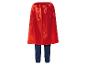 Cape en satin rouge et pantalon bleu