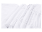 Gros plan de tissu blanc à volants, montrant texture et plis doux.